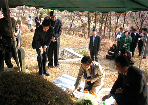  경기 양주 삼성개발공원묘원에서 임용준씨 의문사를 조사하기 위해 그의 묘를 개장하기 앞서 동생 임수경씨가 제례의식을 올리고 있다. 2003.11.19